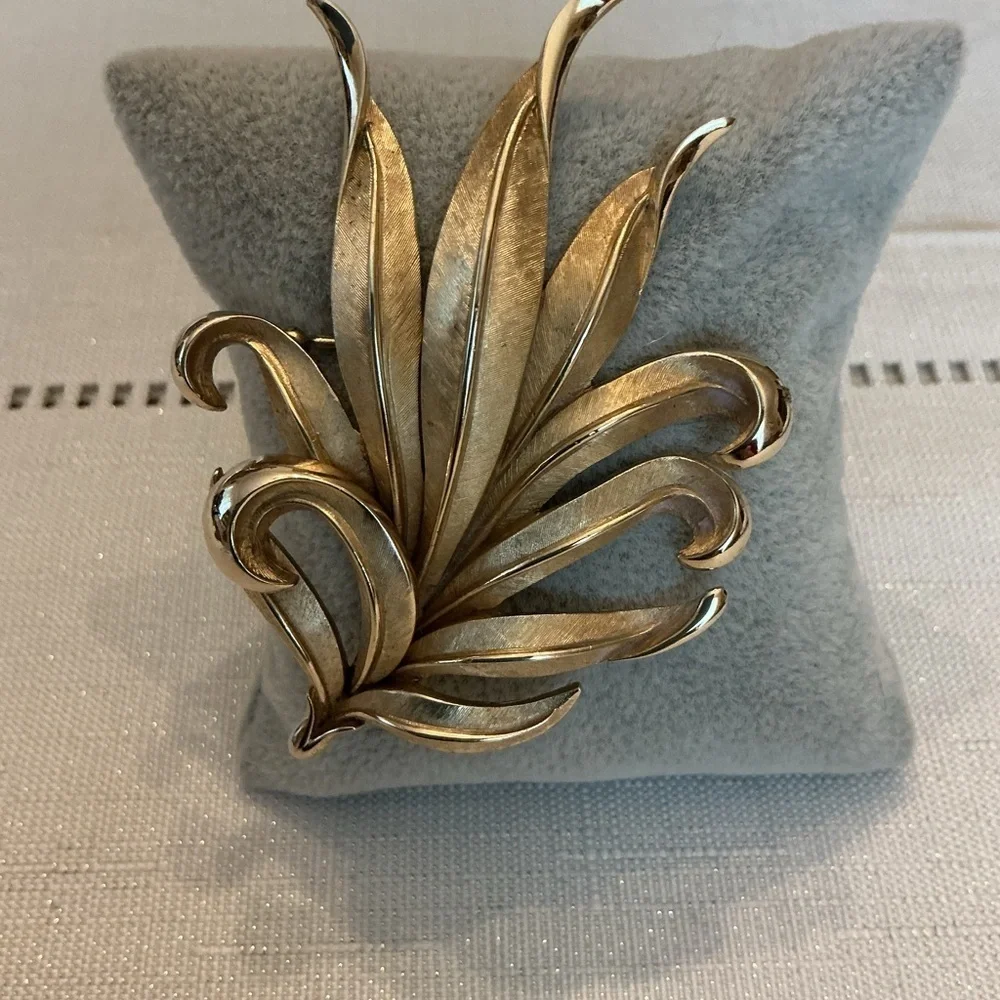 Crown Trifari Vintage Gold Tone Feather Leaf Flame Brooch